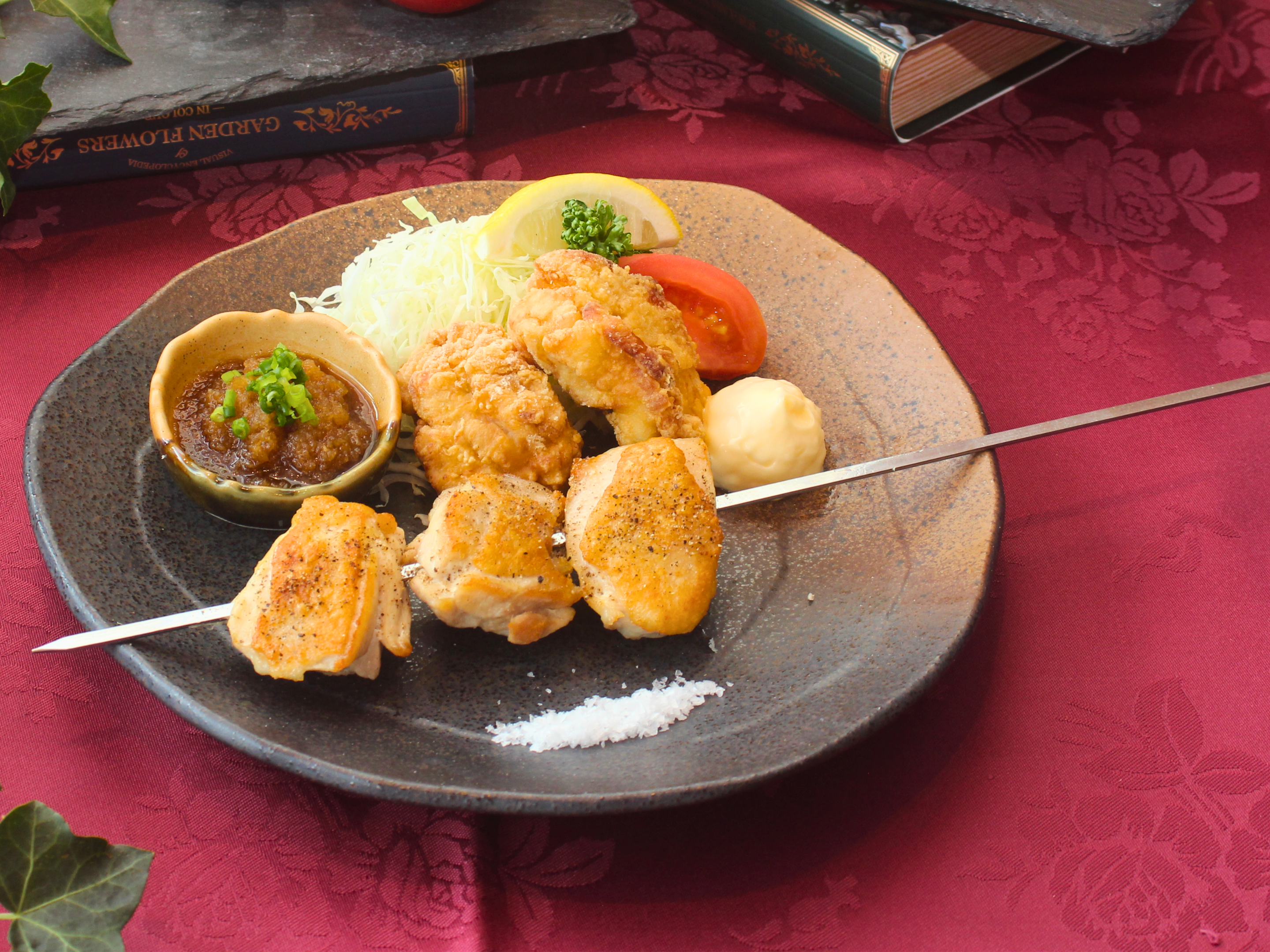 いわい鶏の唐揚げ＆串焼きのプレート