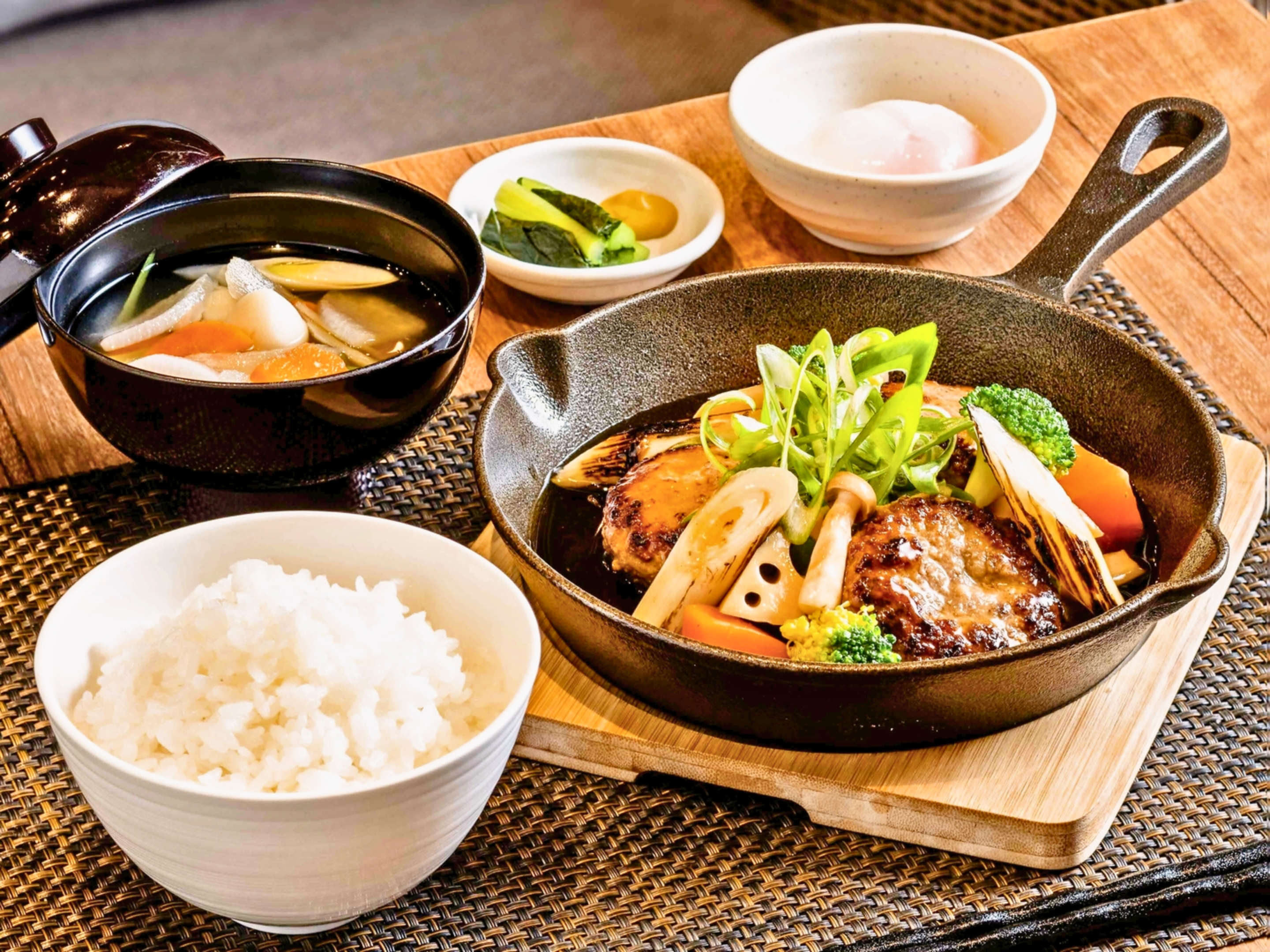 県産野菜と特選ハンバーグの和風煮込み